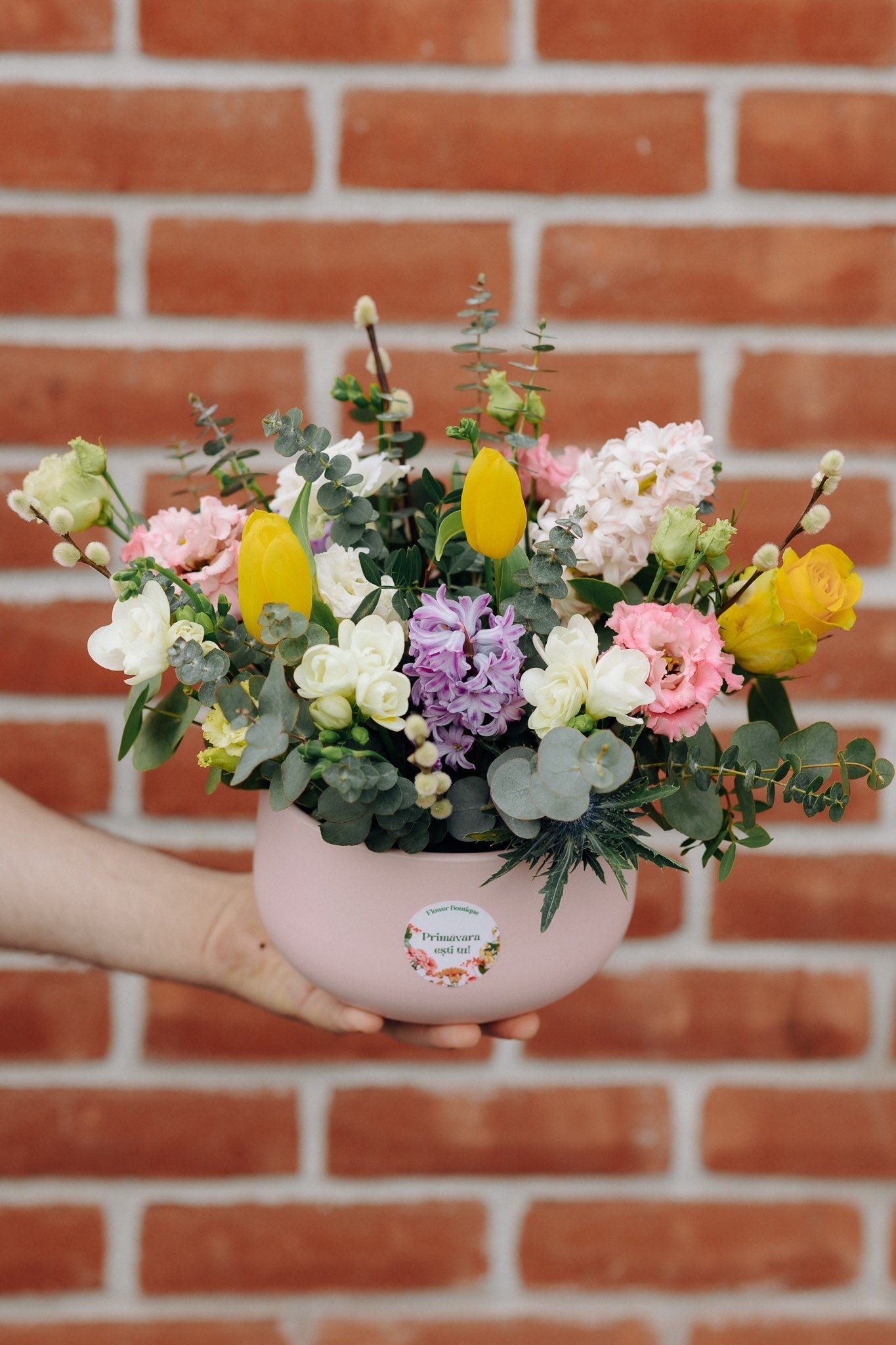Aranjament floral „Primăvara colorată”