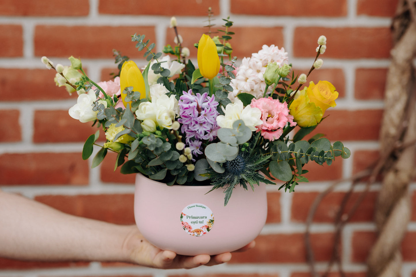 Aranjament floral „Primăvara colorată”