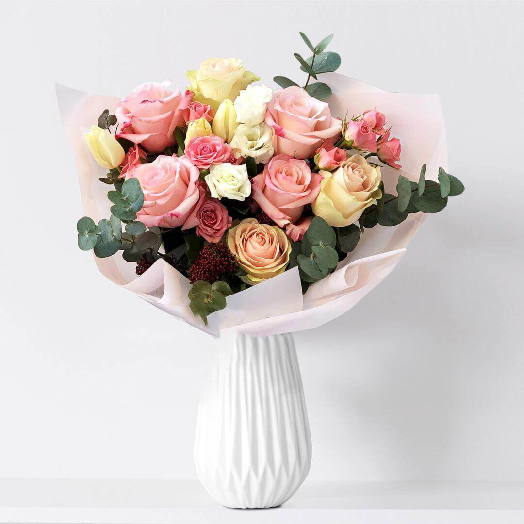 Buchet cu trandafiri și lisianthus