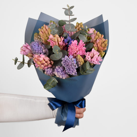 Buchet cu zambile multicolore și eucalipt